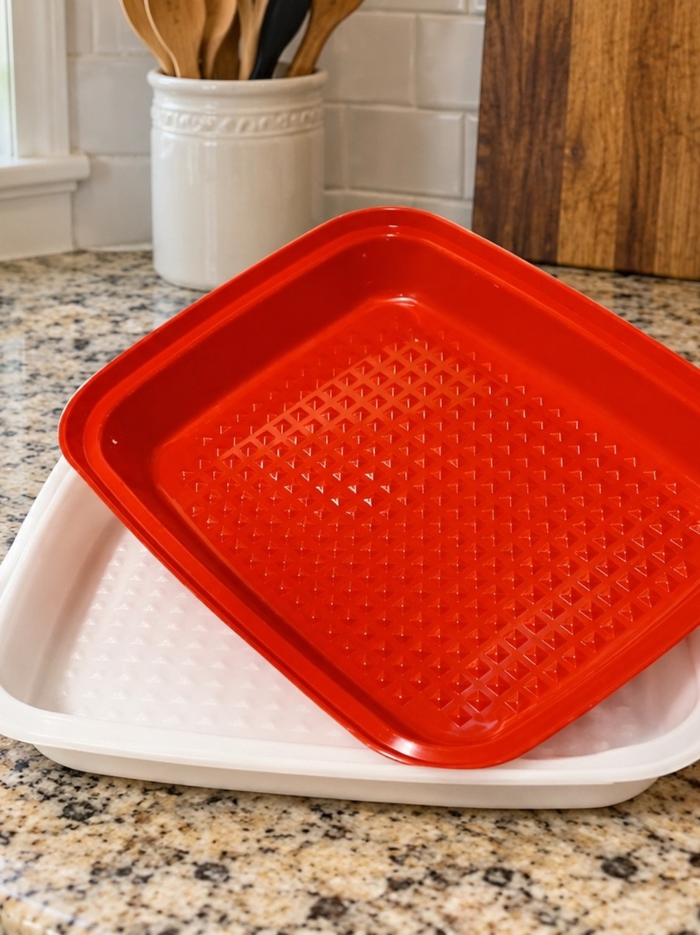 Tupperware Jr. Season-Serve Container, NEW! - Picture 2 of 2